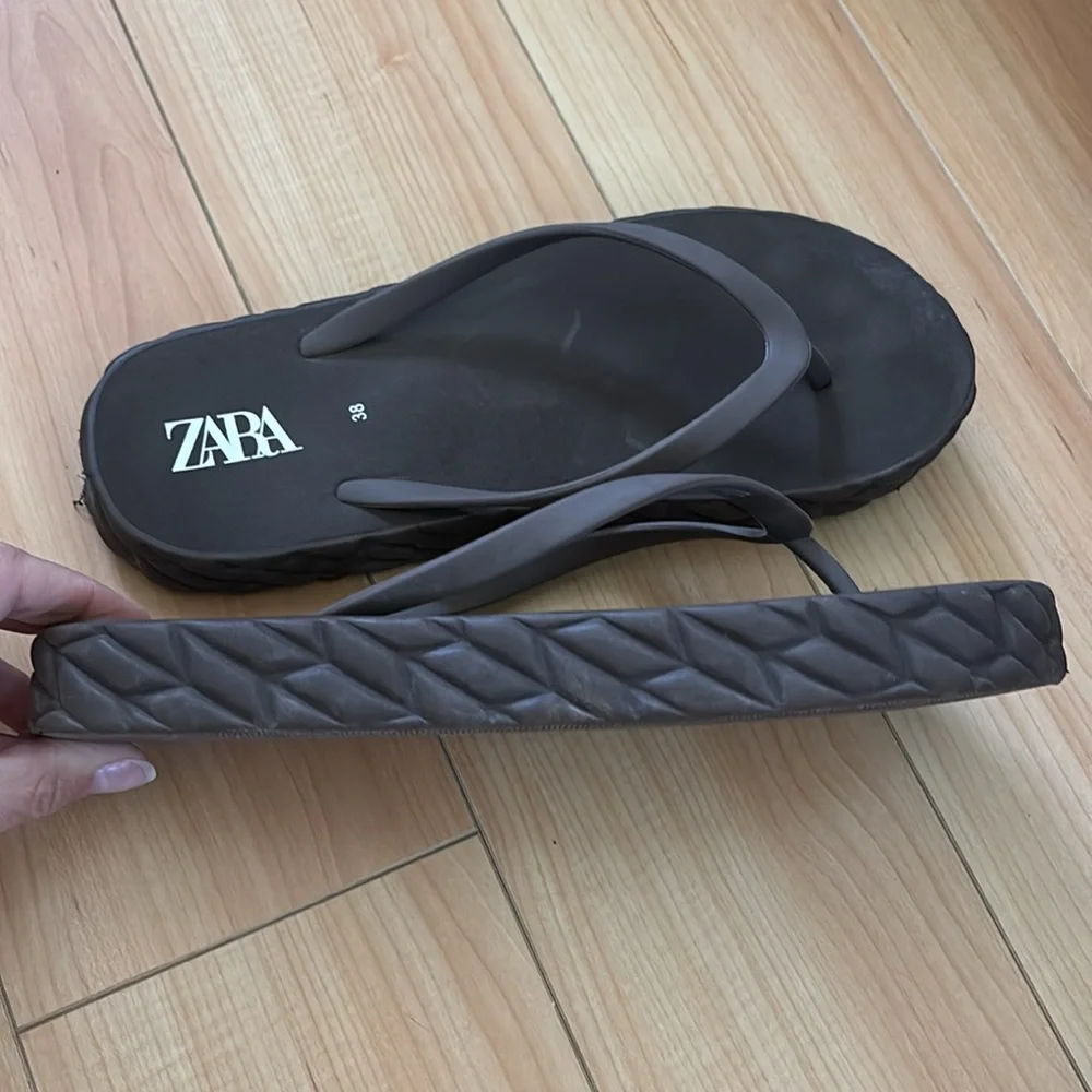 Zara Brown Flip Flops - Picture 3 of 4